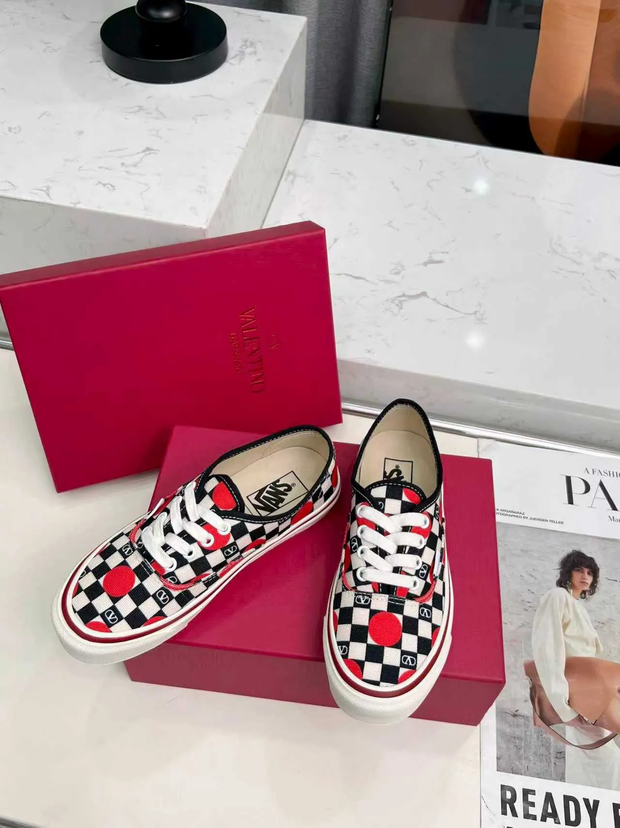 [Valentino Giving classic shoes a personality that spans the ages. Many celebrities - Jolin Tsai. Yang Zi. Liu Wen. Ma Baiquan. Choi Soobin. freen. Song Zuer. JJ Lin. zel. Cecilia Cheung. shark. Xin Yunlai...same style.